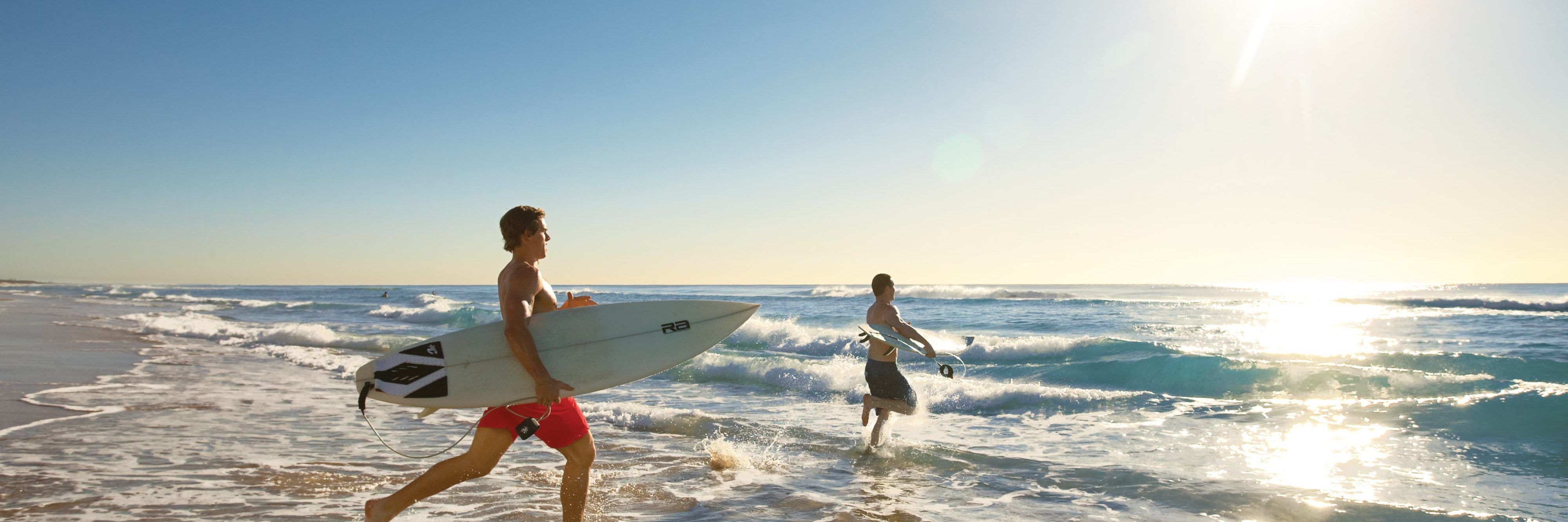 Rainbow surf beach hotel. Море. Океан. Огромные волны в океане. Побережье океана серф.